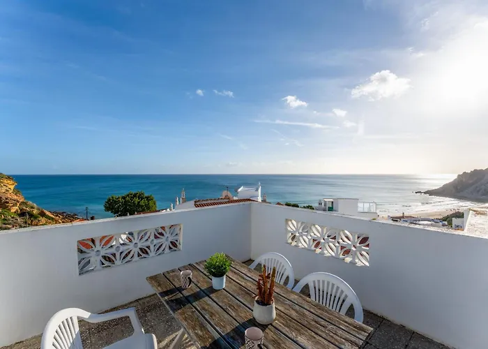 Comfy Flat W/ Rooftop Beach View By Lovelystay