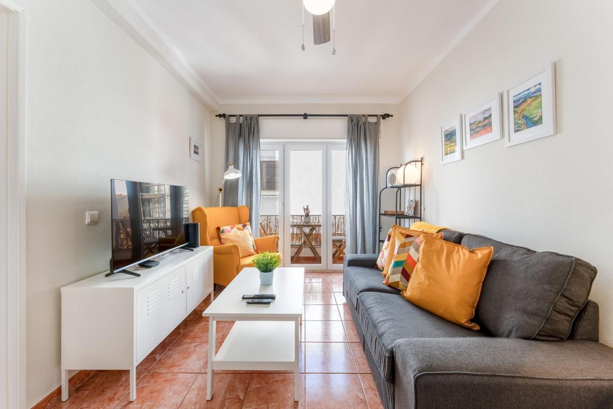 Comfy Flat W/ Rooftop View By Lovelystay *